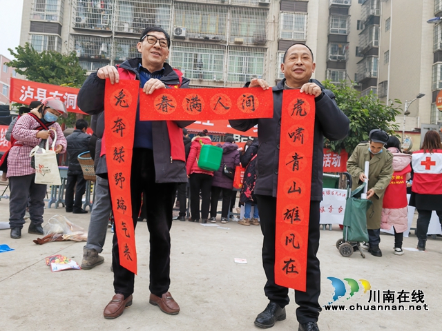 泸县方洞镇:文化科技卫生“三下乡”,年味“浓”!(图4) 领到满意的春联(郭莉摄).jpg