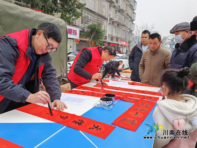 泸县方洞镇:文化科技卫生“三下乡”,年味“浓”!(图2) 义务书写春联(曾佐然摄).jpg