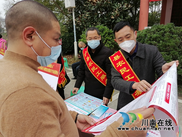 泸县举办农民工直播带岗及线下就业专场招聘会(图9) 政策宣传1.jpg