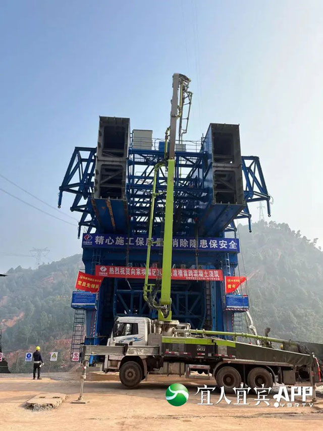 向家坝灌区工程世界单跨最大渡槽首仓浇筑成功(图2) 2.jpg