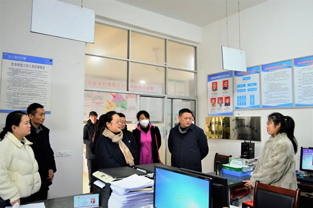 刘著到联系村开展春节前走访慰问(图1) 1.jpg