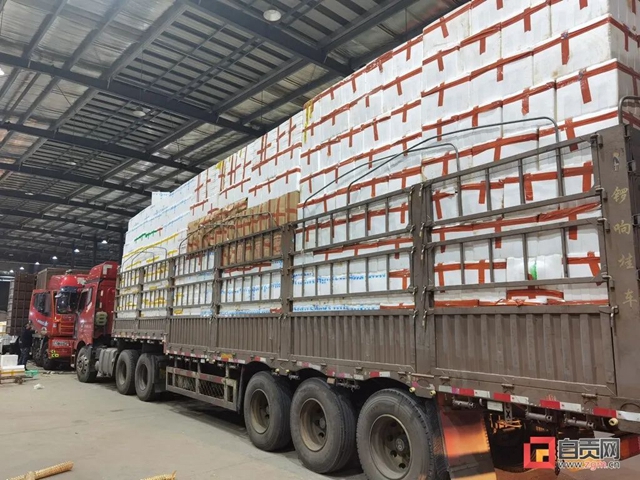 自贡:春节将至 年货市场购销两旺(图4) 年4.jpg