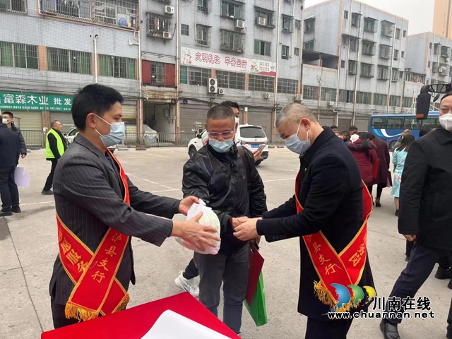 欢迎回家!工行泸州分行积极开展“工友同行.温暖回家路”迎接返乡农民工活动(图2) 工行2.jpg