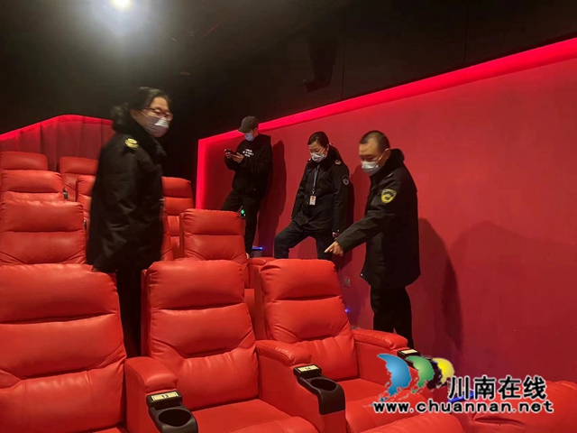 合江县卫生和计划生育监督执法大队开展春节前公共场所卫生监督检查(图2) 图为执法人员正在检查电影院.jpg