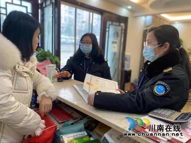 合江县卫生和计划生育监督执法大队开展春节前公共场所卫生监督检查(图1) 图为执法人员正在检查宾馆.jpg