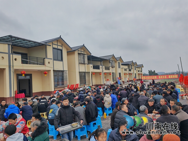 泸县:200多名灾民在新村吃团圆钣(图1) 灾民新村的团年饭(曾佐然摄).jpg