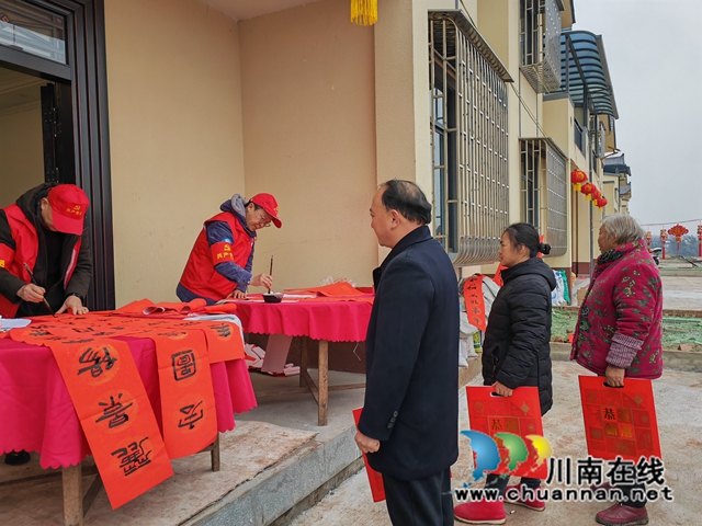 泸县:200多名灾民在新村吃团圆钣(图3) 村民领取春联(曾佐然摄).jpg