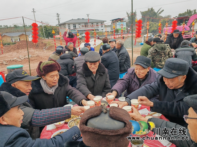 泸县:200多名灾民在新村吃团圆钣(图2) 举杯同庆新居新年(曾佐然摄).jpg