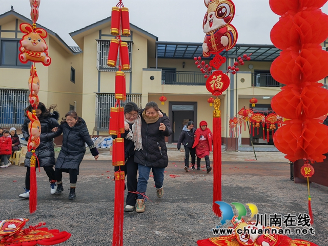 泸县:200多名灾民在新村吃团圆钣(图5) 村民搞游戏(曾佐然摄).jpg