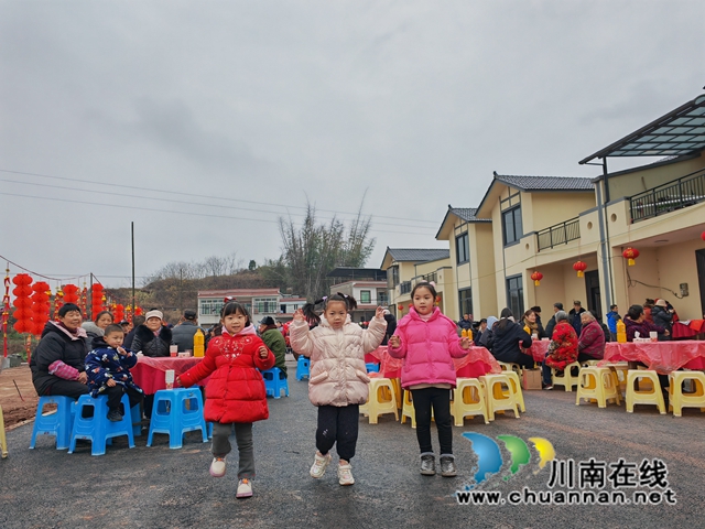 泸县:200多名灾民在新村吃团圆钣(图6) 小朋友表演节目(曾佐然摄).jpg