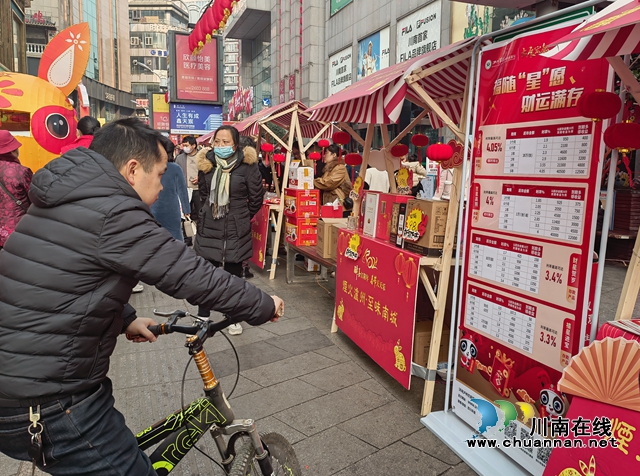 逛现场的市民.jpg