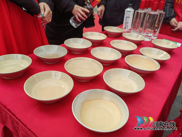 摆上桌的米酒九大碗.jpg