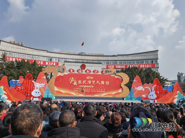 泸县农民演艺大舞台演出现场（曾佐然摄）.jpg