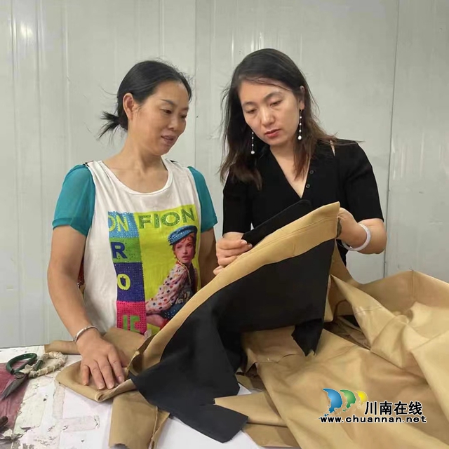 泸县两名返乡入乡创业农民工喜获省级表彰(图3) 杨忠萍(右一)在生产车间指导员工剪裁技术.jpg