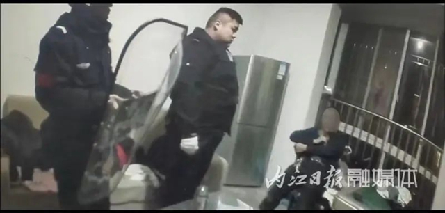 两秒夺刀！资中警方快手救人