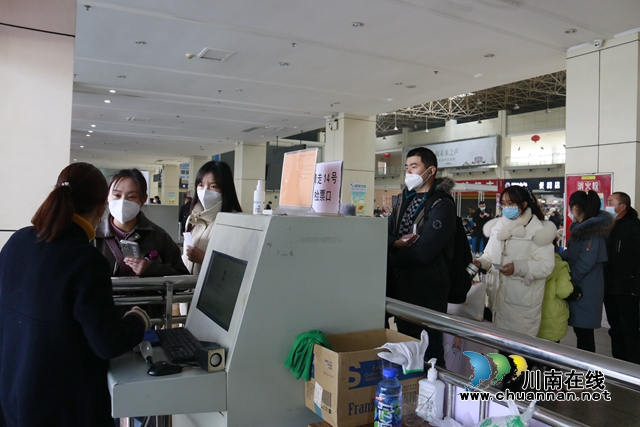 乘客们排队检票.JPG