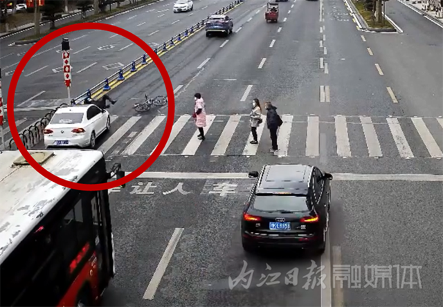 斑马线上被车撞，他为何也要担责？内江交警说——