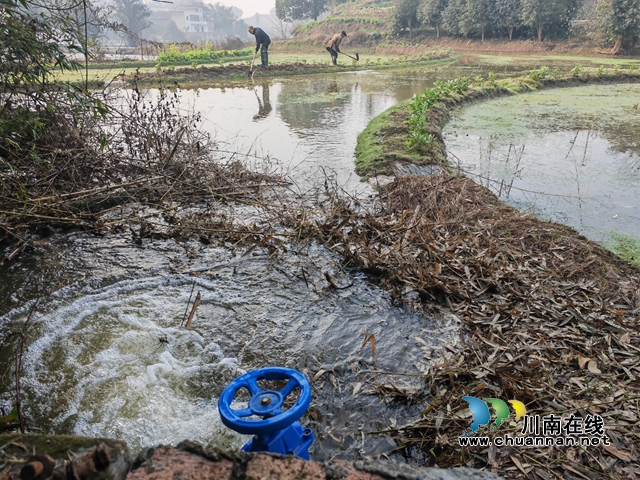 提水灌溉，村民忙整地（曾佐然摄）.jpg