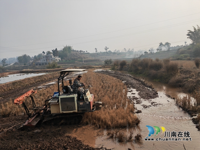 提水机械化耕地（曾佐然摄）.jpg
