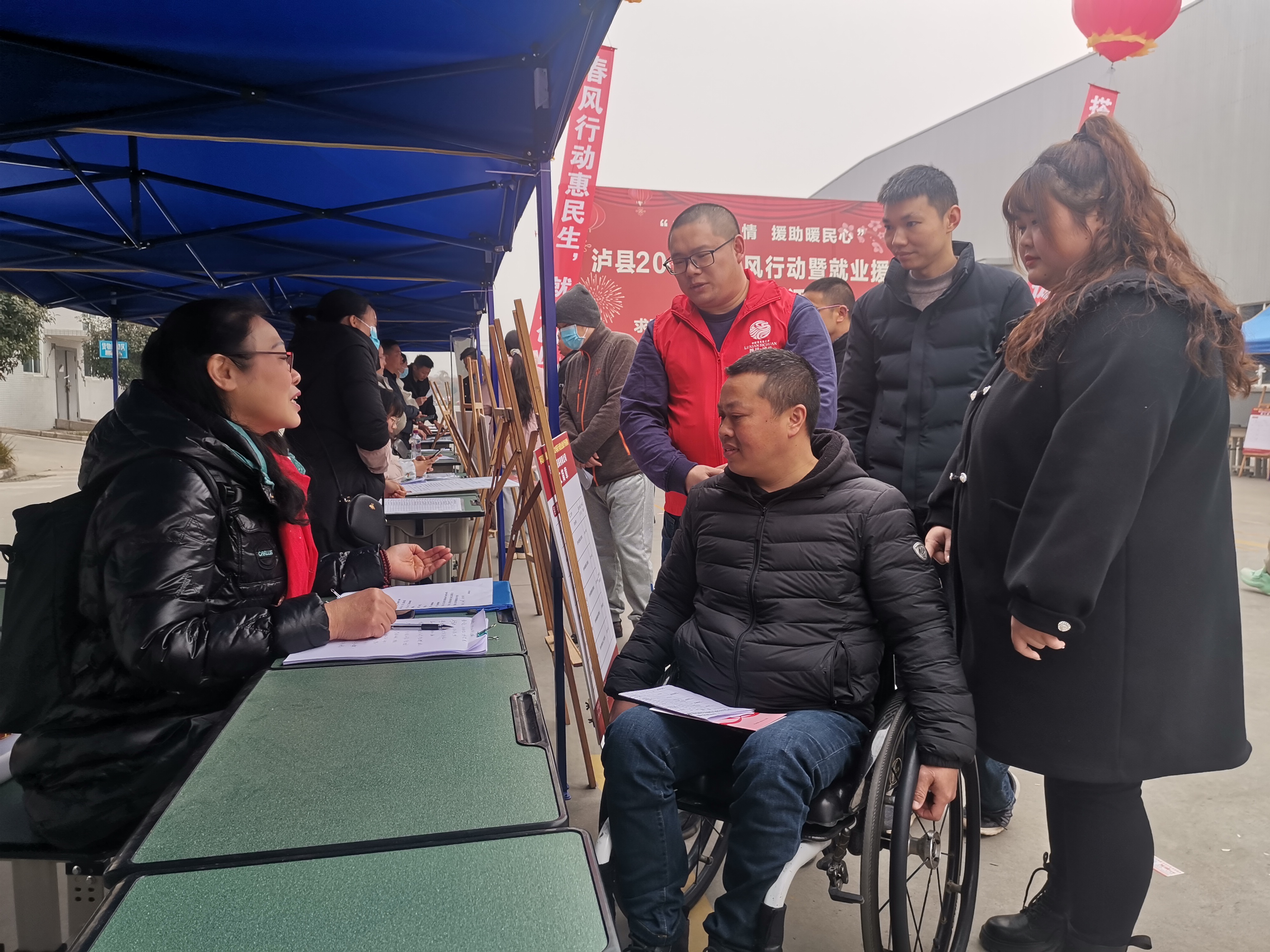县残联党组书记、理事长人选杜向峰带领残疾人开展现场初步面试.jpg