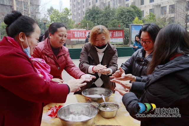 热心居民在包元宵.JPG