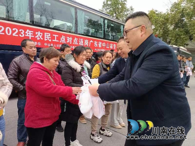 泸县农民工服务中心为返岗农民工发放暖心早餐.jpg