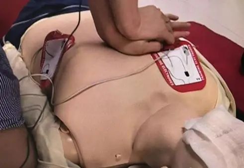 生死时速！患者待诊时突发休克 医护配合“教科书式”抢救化险为夷！