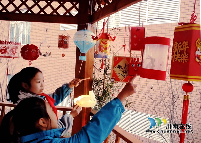 龙马潭:传统文化迎开学,多彩活动润心田(图5) 猜灯谜.jpg