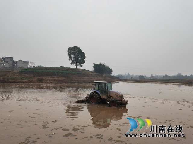 有了水，旋耕机在耕地（曾佐然摄）.jpg