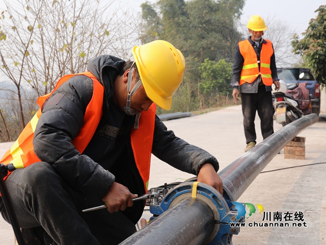 在泸州市龙马潭区双加镇凉坳村，750米长的灌溉管道延伸工程也在如火如荼地进行，一台小型挖机正在抢挖沟渠，不远处，工人们正在热接管道，并将管道埋设在挖好的沟渠内。+(2).JPG