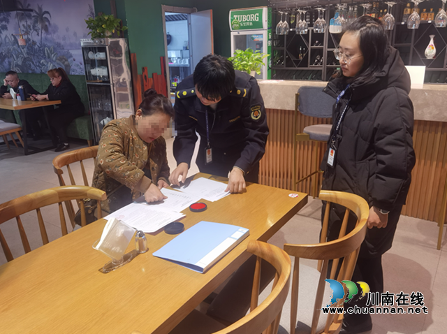 其他垃圾和厨余垃圾混装!龙马潭区开出生活垃圾分类首张罚单(图1) 餐厅1.png