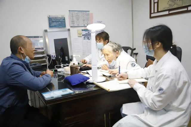 【直击】全国名中医孙同郊教授门诊现场