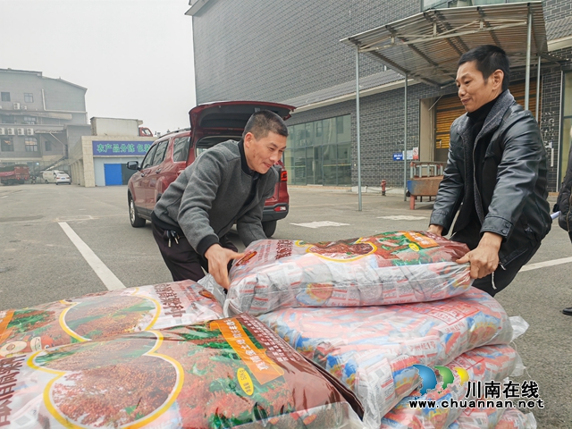 泸县 :17.5吨种子免费送农户,订单种植酿酒高粱10万亩(图2) 潮河镇村干部将种子运送回村(曾佐然摄).jpg