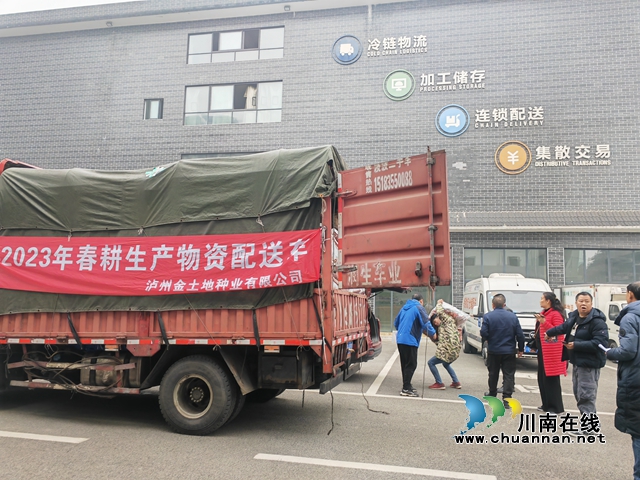 泸县 :17.5吨种子免费送农户,订单种植酿酒高粱10万亩(图3) 泸县春耕生产物资配送车送种子到潮河镇(曾佐然摄).jpg