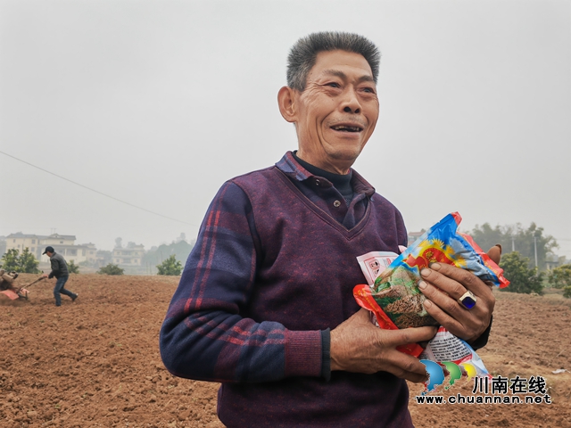 泸县 :17.5吨种子免费送农户,订单种植酿酒高粱10万亩(图4) 领到种子的村民胡朝永喜上眉稍(曾佐然摄).jpg