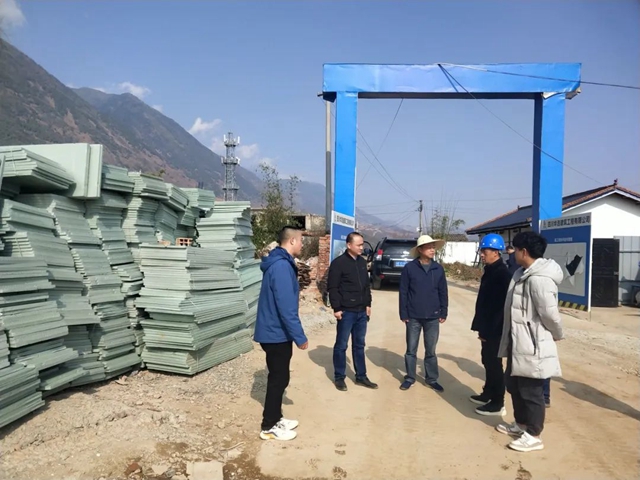 普格县委常委、副县长徐峰带队调研对口帮扶重点项目建设(图2) 2.jpg