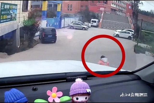 涉及低龄儿童，内江市中区交警曝光一起典型案例