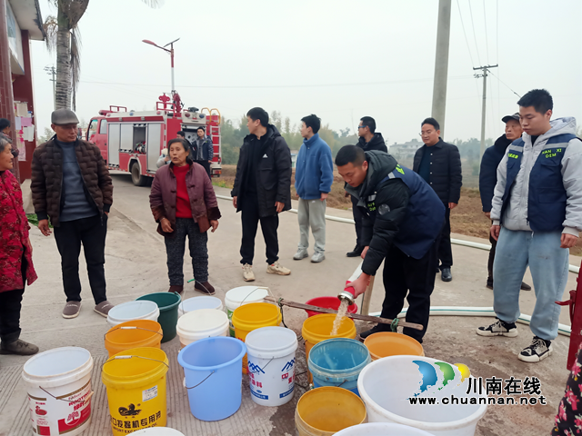 宜宾南溪区长兴镇:应急队员送水上门,缓解村民用水难(图1) 水1.png