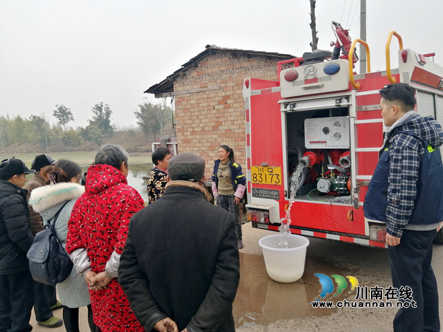 宜宾南溪区长兴镇:应急队员送水上门,缓解村民用水难(图2) 水2.png