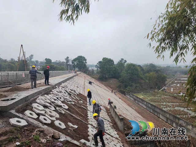 泸县全力保障人畜饮水和春灌用水(图1) 兆雅镇毛家岩水库维修施工现场,为春灌作准备(曾佐然摄).jpg