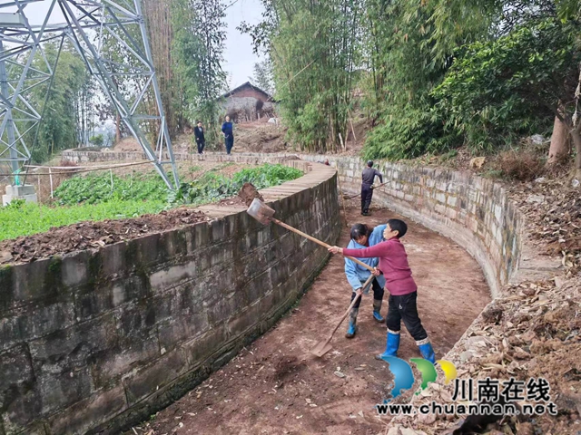 泸县全力保障人畜饮水和春灌用水(图2) 兆雅镇组织村民对渠道进行清淤,为春灌作准备(曾佐然摄).jpg