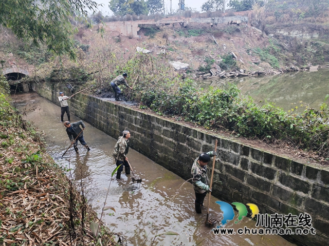 泸县全力保障人畜饮水和春灌用水(图4) 清理渠道(曾佐然摄).jpg
