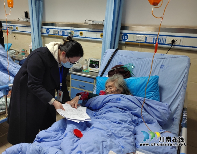 工作人员为因病住院治疗且行动不便的代婆婆办理业务。.jpg