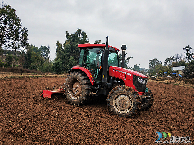 菜花黄育秧忙 “东翼”泸县粮油现代农业园区建设如火如荼(图3) nEO_IMG_机械耕地备耕(曾佐然摄).jpg