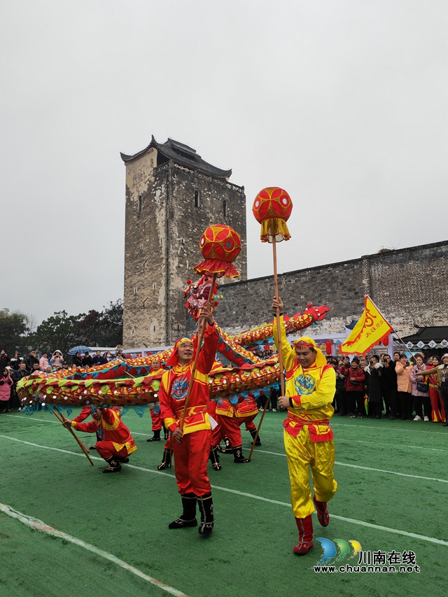 观龙舞赏曲艺做手工看展览,泸县这个“龙抬头”过得好闹热!(图8) 在屈氏庄园舞龙(曾佐然摄).jpg