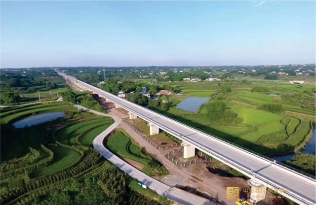 渝昆高铁泸州东站即将封顶(图4) 东4.jpg