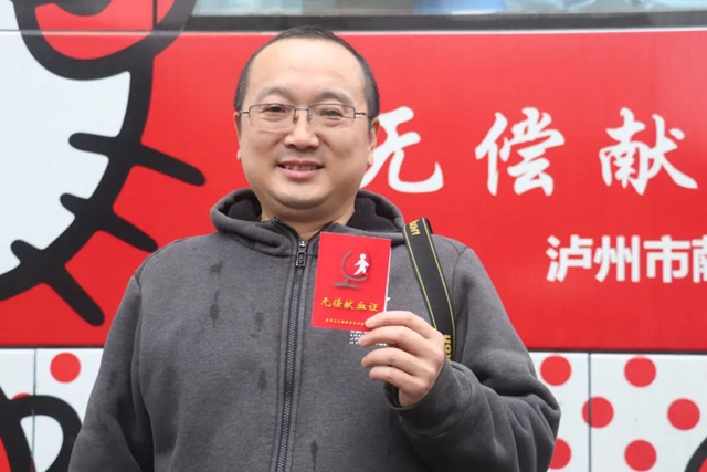 干部职工齐上阵 无偿献血传递爱 | 泸州市教育和体育局组织无偿献血公益活动(图4) 4.jpg