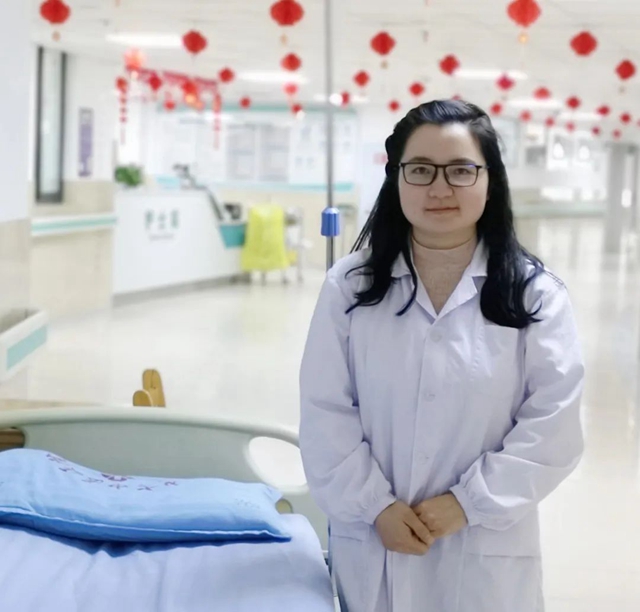 【突发】美女医生列车上紧急救人……