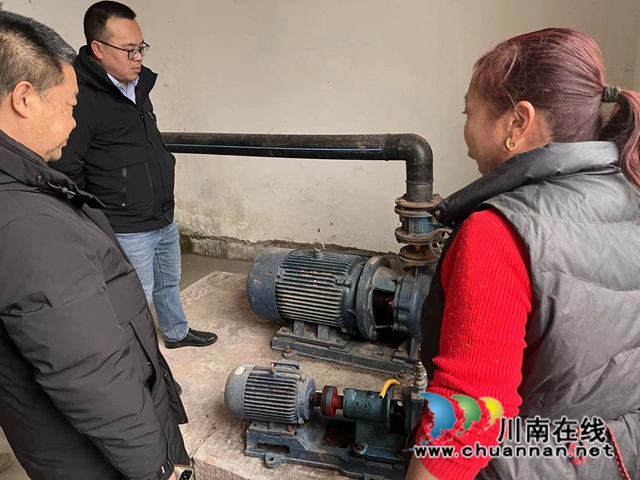 合江县白鹿镇:多举措落实抗旱措施,保障春耕备耕工作(图1) 镇领导带队农业农村办到陡沟子提灌站检查.jpg