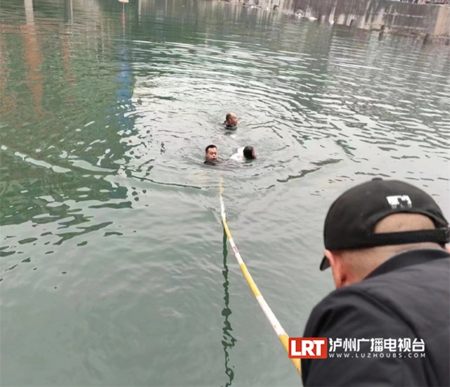 两女孩不慎落水，叙永热心路人上演动人“接力”